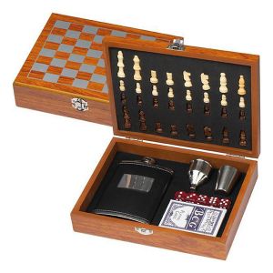 Σετ Δώρου Σκάκι, Τράπουλα, Ζάρια και Φλασκί σε Ξύλινο Κουτί 24x18x6εκ.